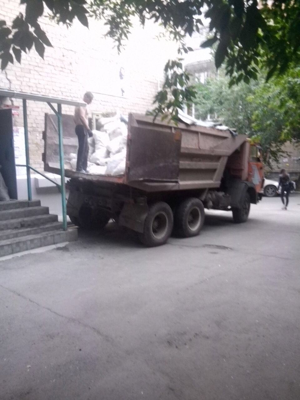 Вывоз мусора на камазе Лесопарковая 6